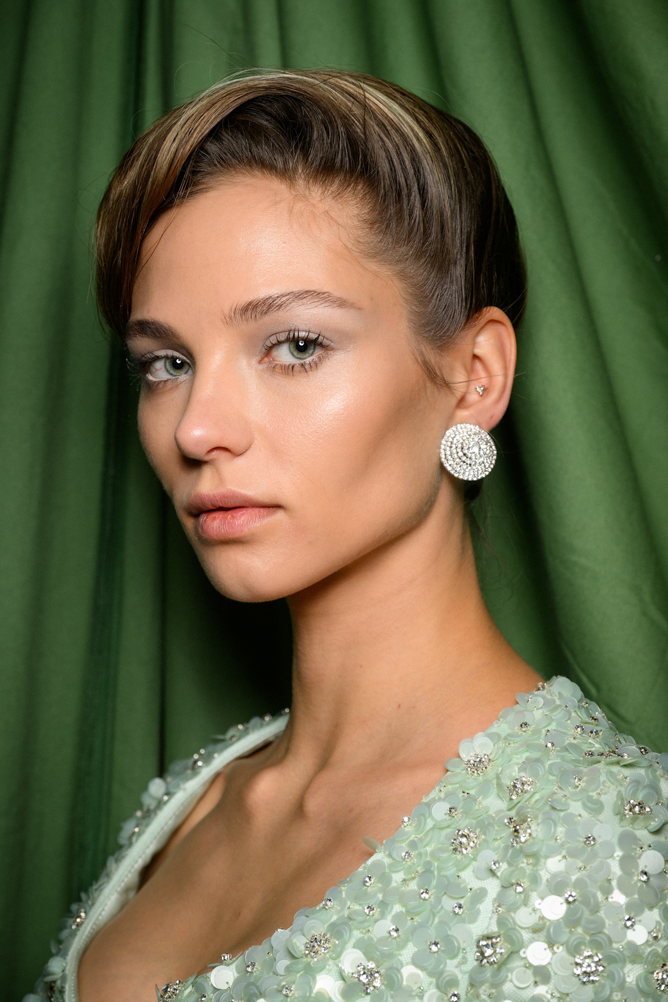 رسمات المكياج الفضي الفاتح واللماع من دار Richard Quinn