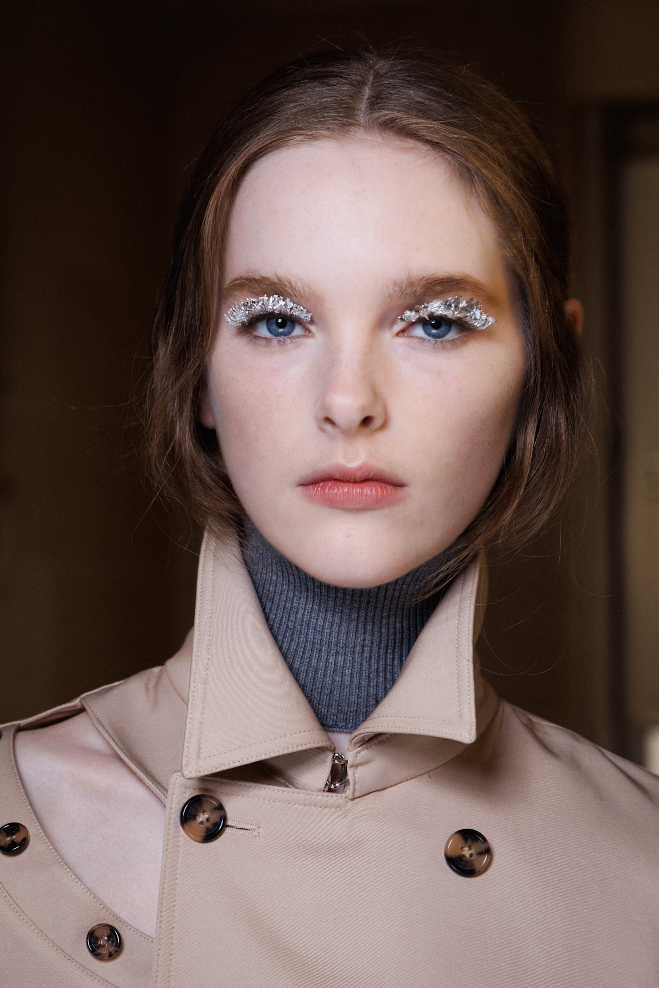 رسمات المكياج الفضي الهندسي مع الستراس من دار Rokh