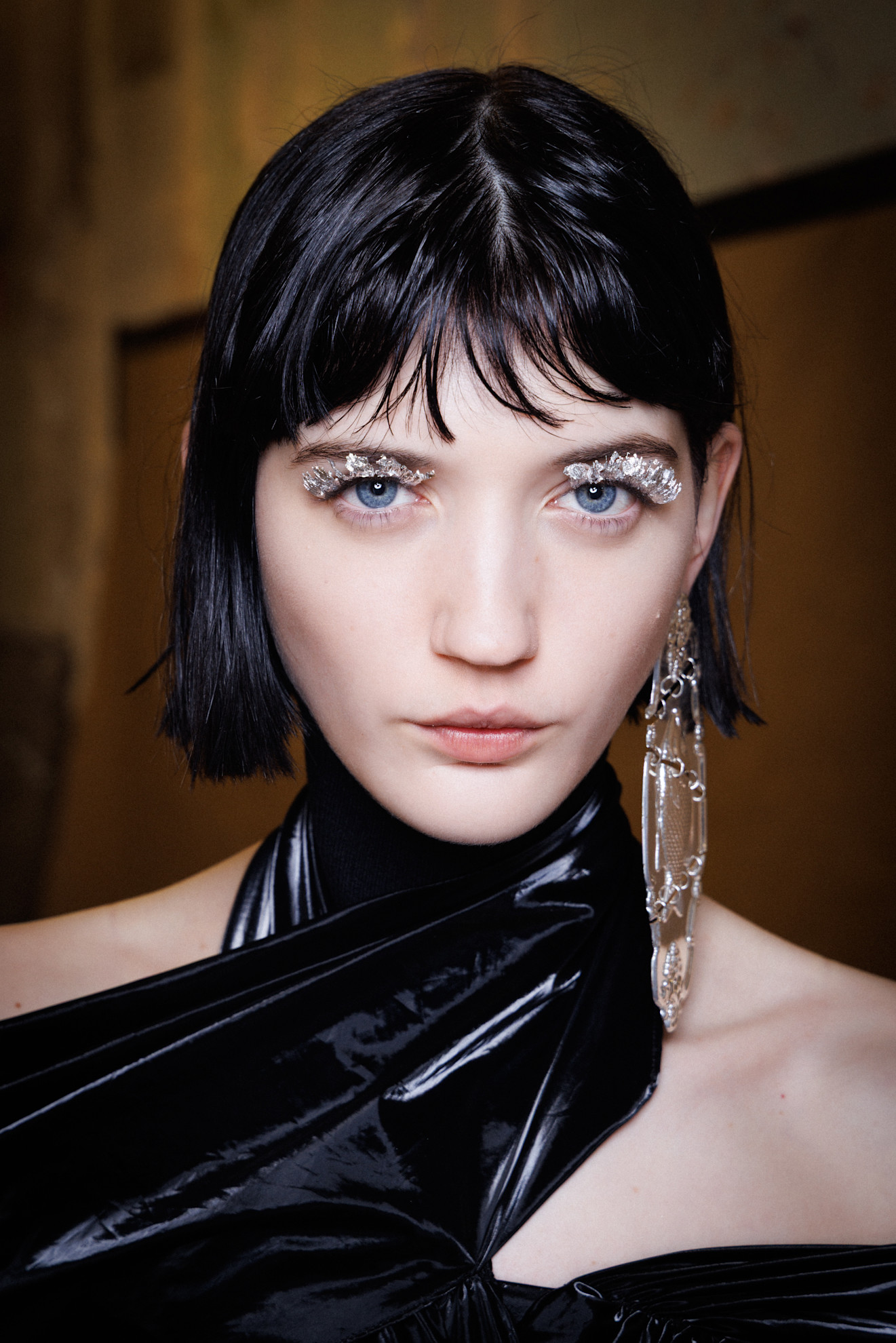 رسمات المكياج الفضي الهندسي من دار Rokh