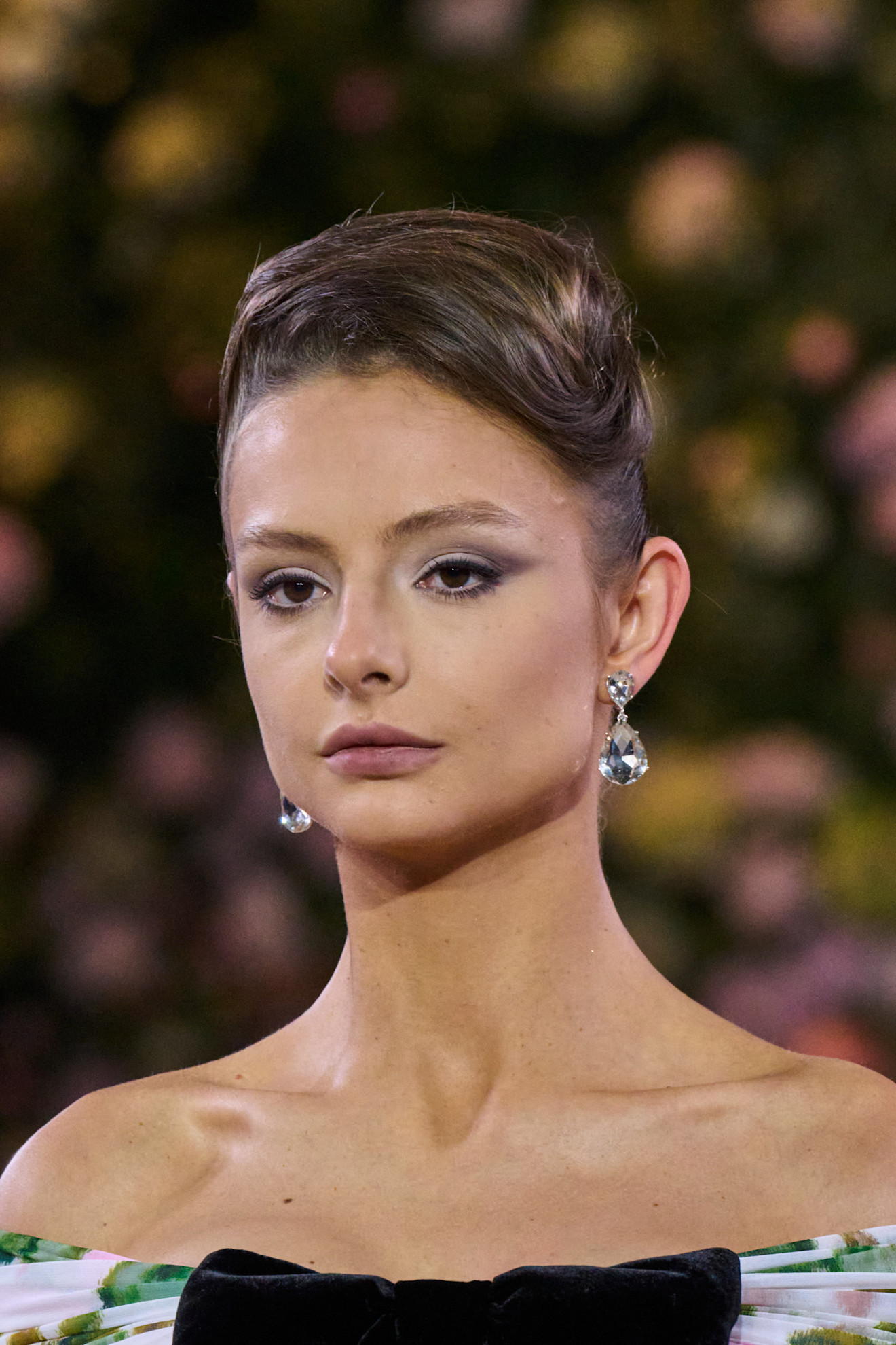 رسمات المكياج الفضي مع الظلال السوداء من دار Richard Quinn