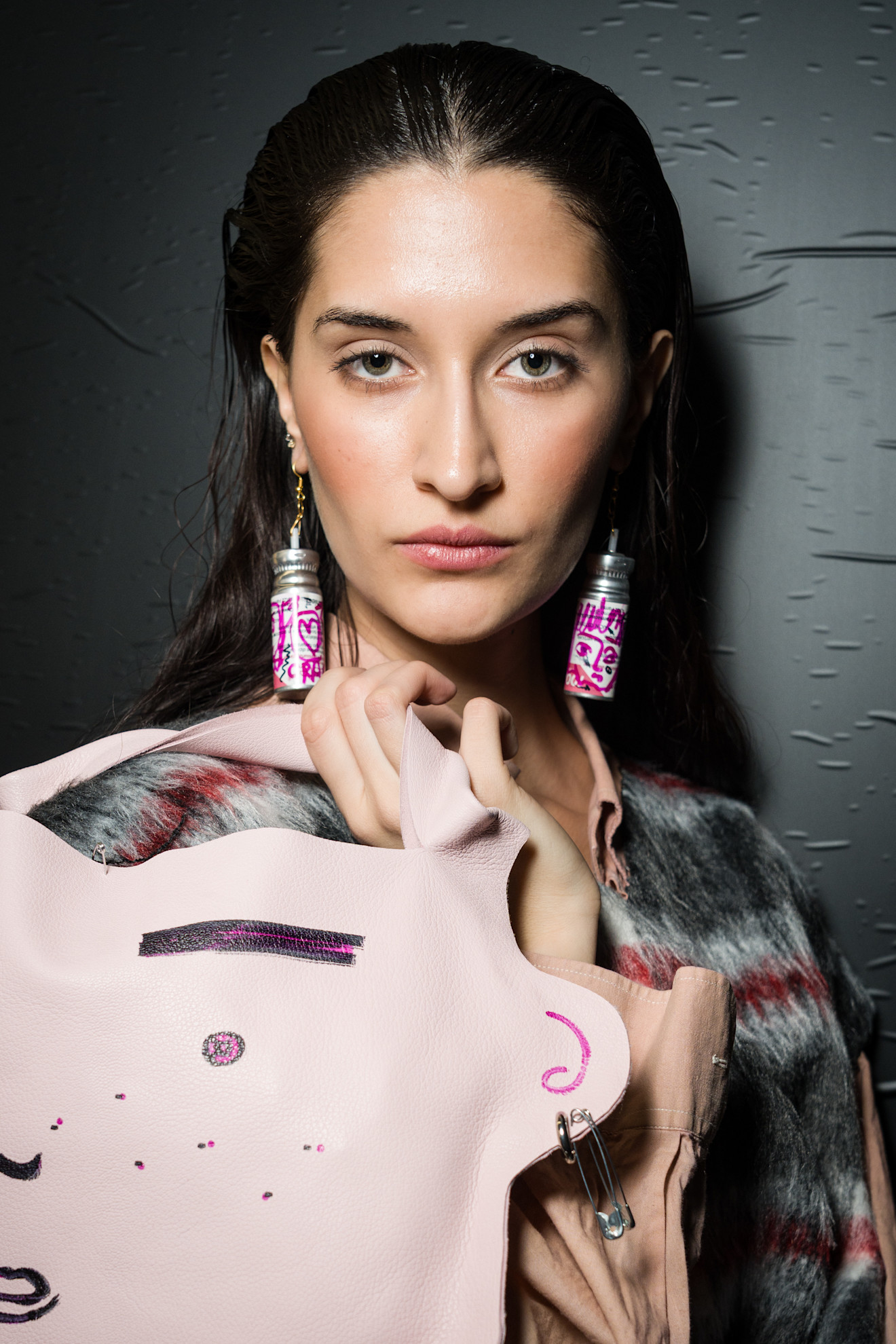 رسمات المكياج المرجاني الفاتح من دار Simon Cracker