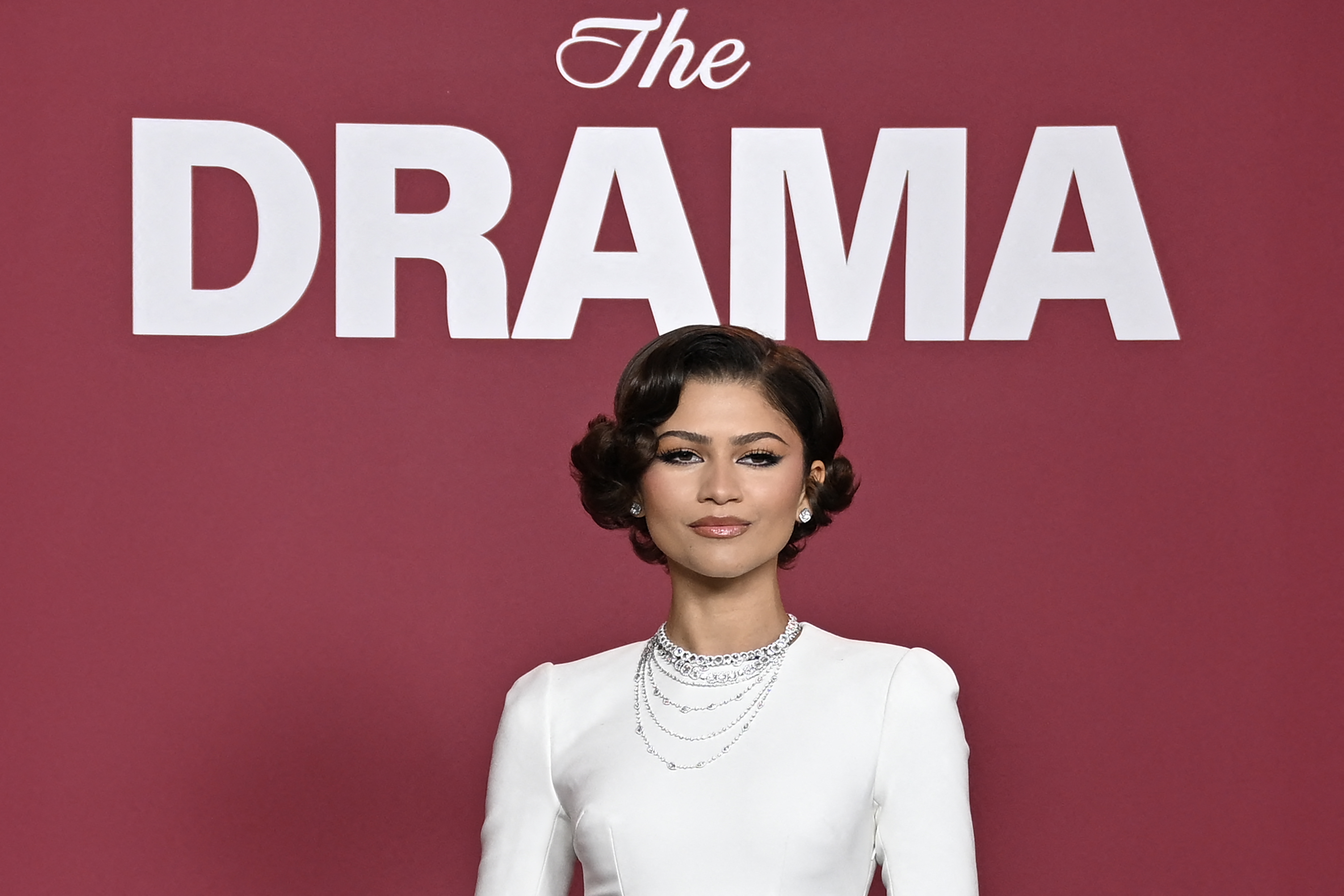 رسمات المكياج المشرق بأسلوب  Zendaya خلال العرض الأولي لفيلم Drama