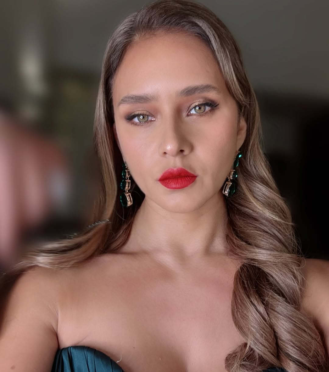 رسمات المكياج المشرق مع الكحل بأسلوب نيللي كريم