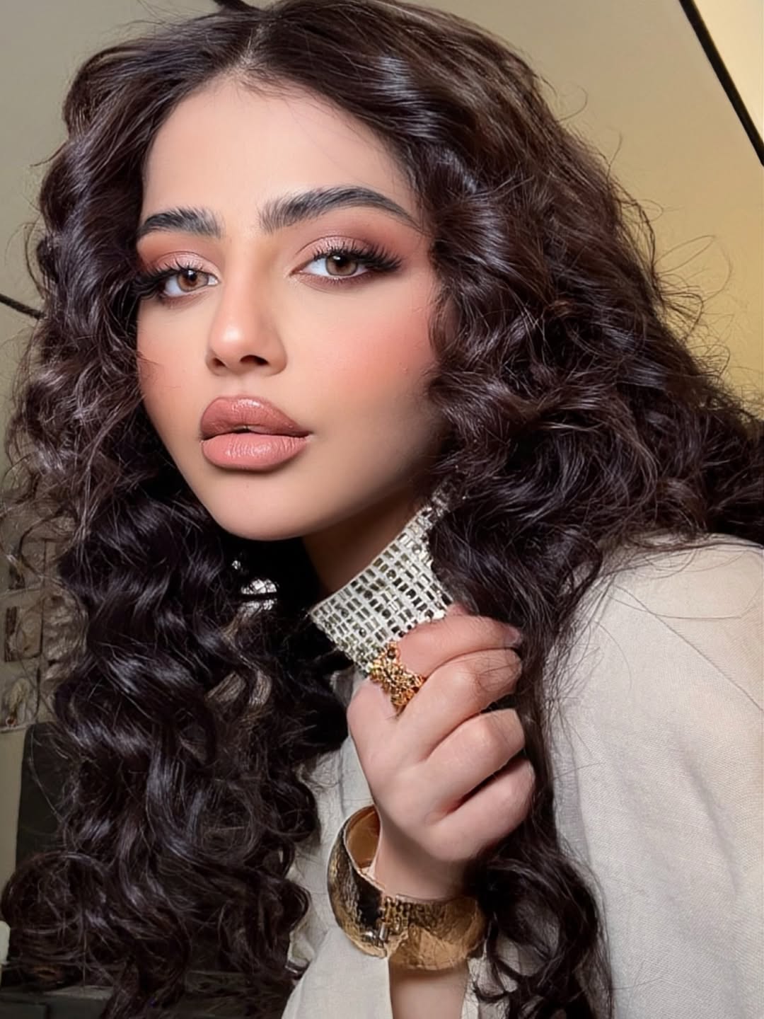 رسمات المكياج المشمشي بأسلوب نيرمين محسن