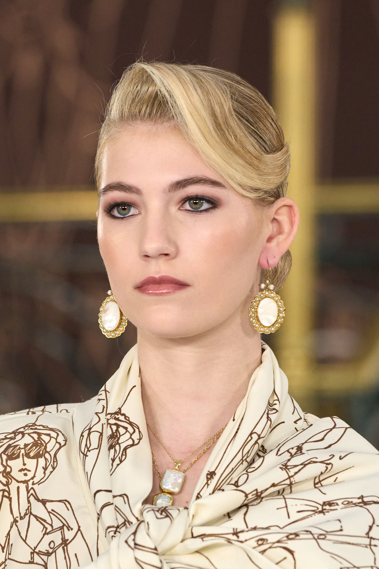 رسمات المكياج المشمشي مع خطوط الكحل من دار Paul Costelloe