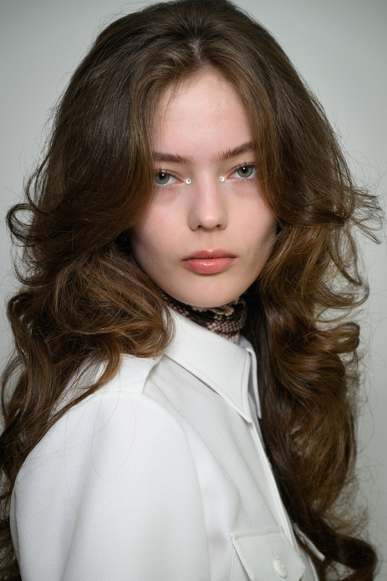 رسمات المكياج المشمشية مع الحبيبات الفضية من دار Duran Lantink