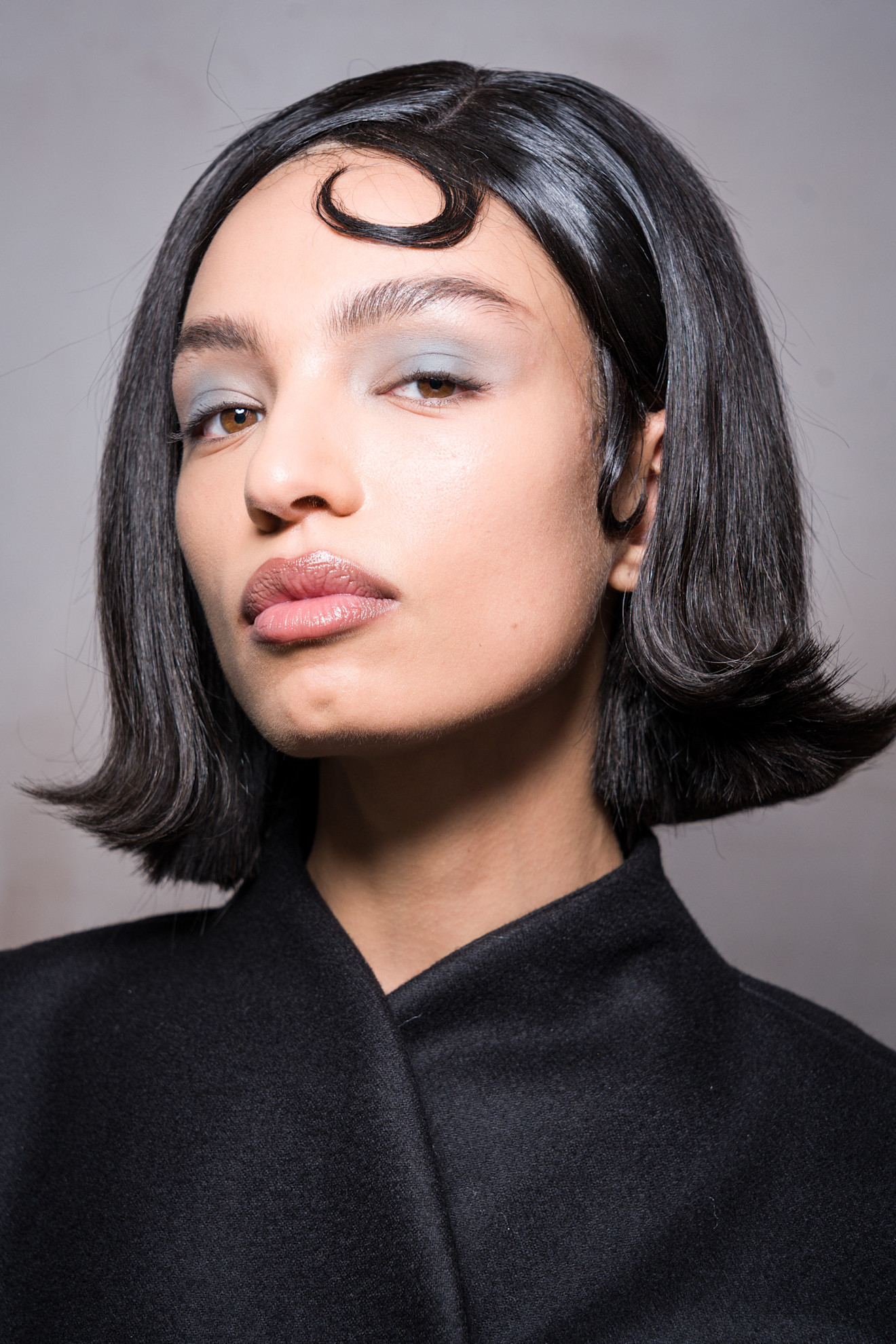 رسمات المكياج الملون بتدرجات زرقاء من دار Tolu Coker