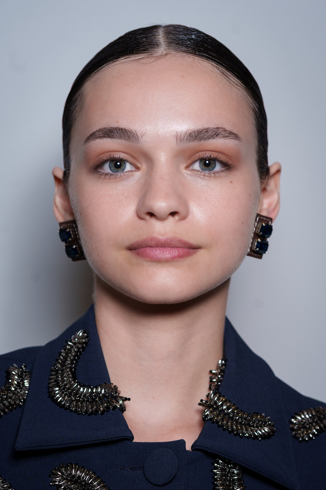 رسمات المكياج الملون بتدرجات مشمشية من دار Dhruv Kapoor