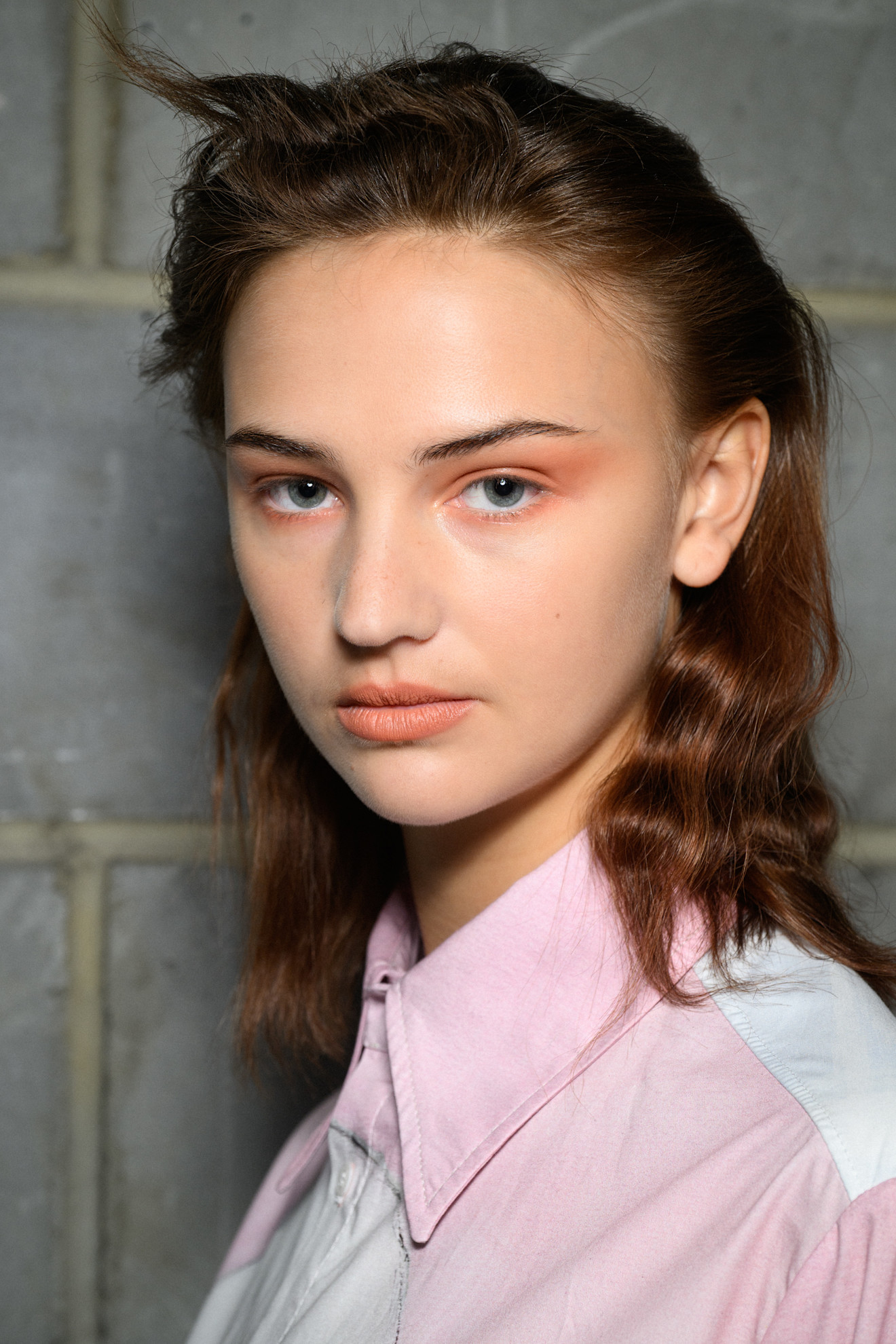 رسمات المكياج الملون مع التموجات المشمشية من دار SS Daley