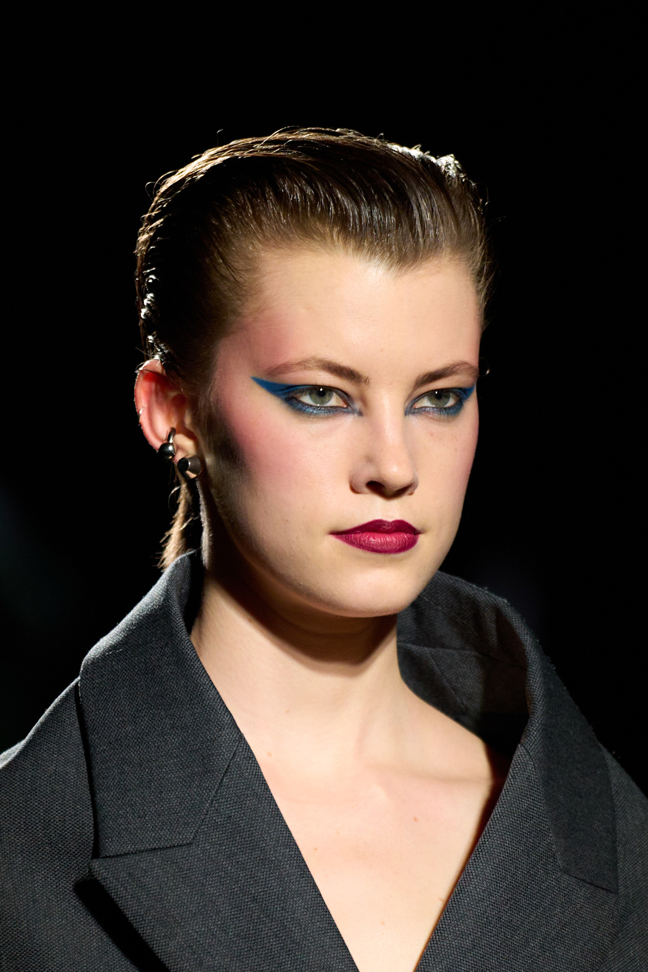 رسمات المكياج الملوّن بتموجات زرقاء من دار Balenciaga