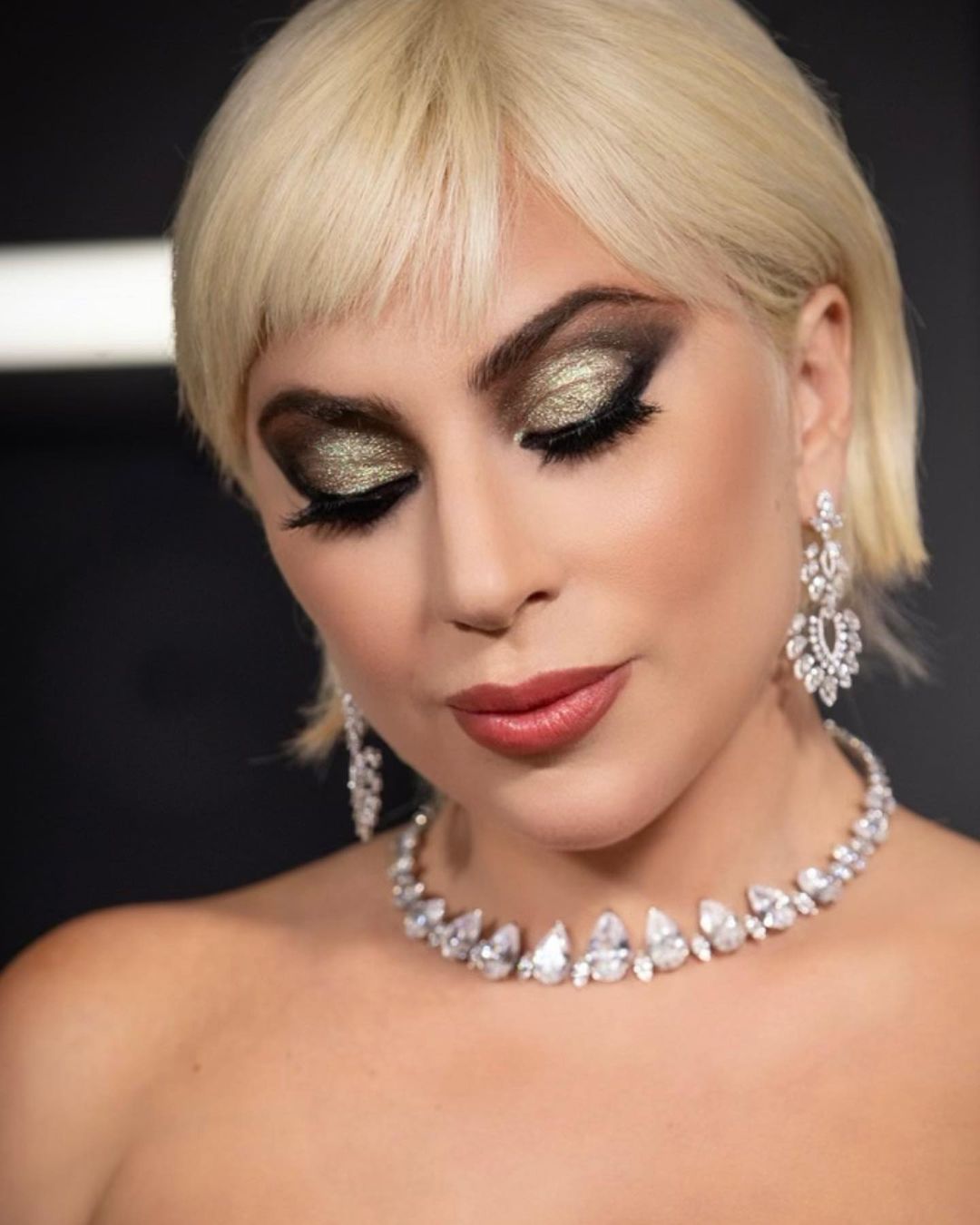 رسمات مكياج عيون ليدي غاغا بتدرجات الظلال الذهبية- الصورة من خبيرة التجميل Sarah Tanno