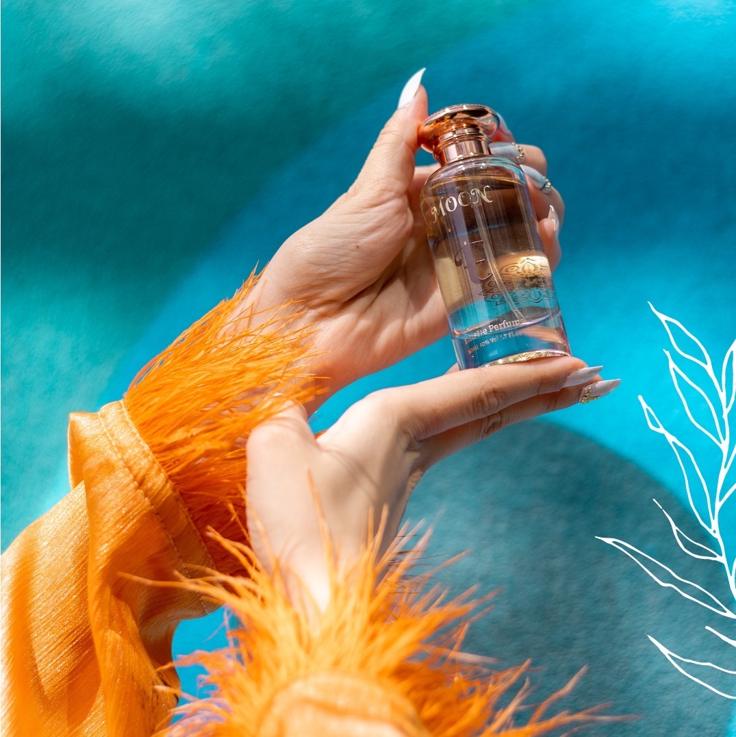 رش العطر من داخل الملابس