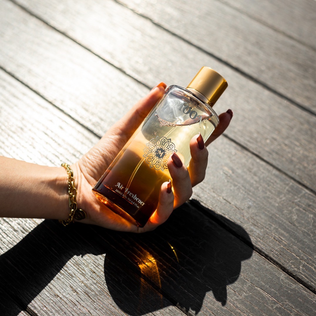رش العطر من مسافة لا تقل عن 20 سم