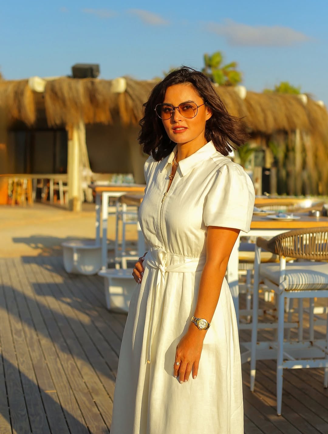 رشا مهدي بإطلالة الأبيض الهادئ على شاطئ البحر