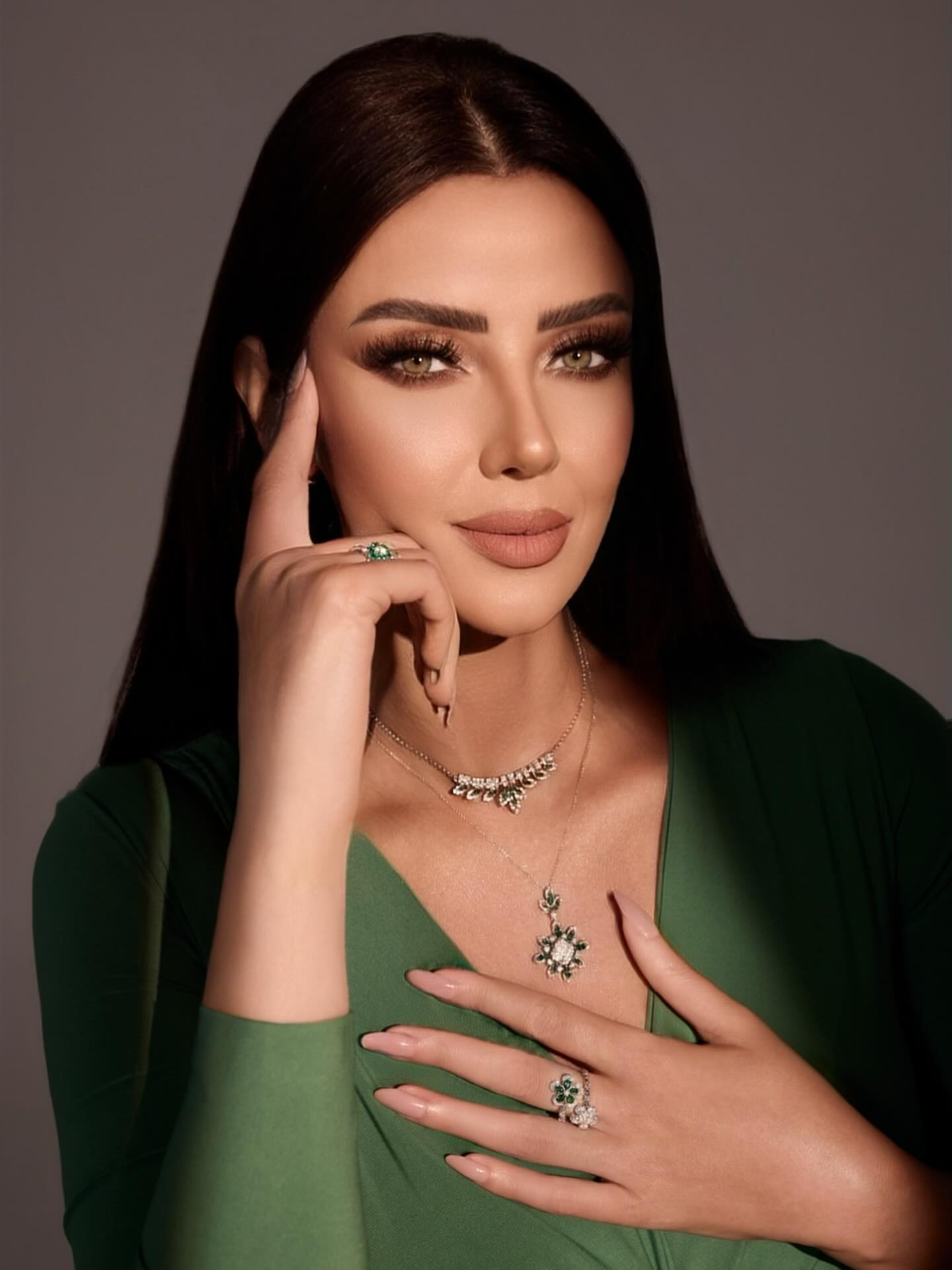 رضوى الشربيني بطقم فاره مرصّع بالألماس والزمرد الأخضر