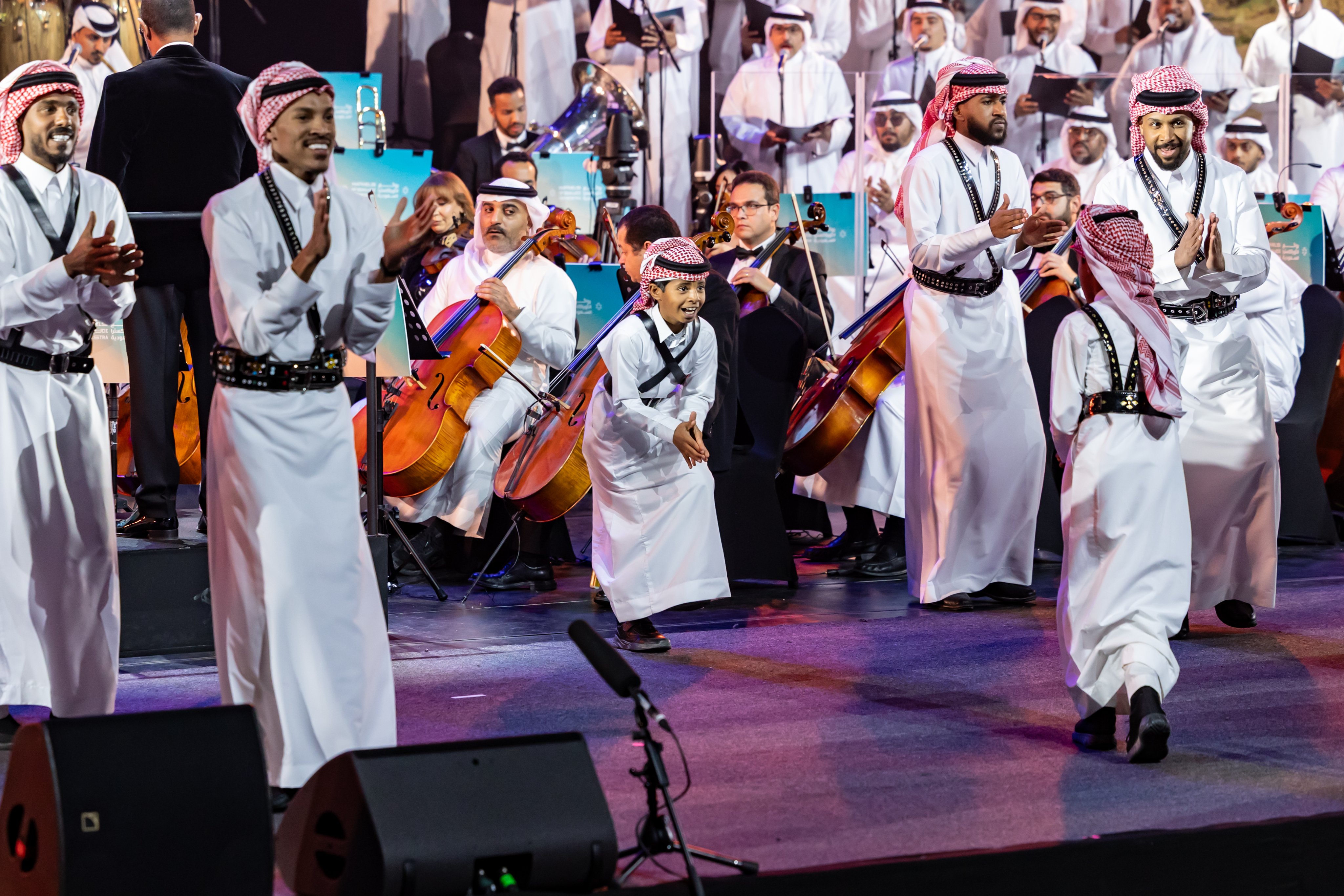 رقصات شعبية تنبض بالحياة، وموسيقى أوركسترالية تعزف الهوية السعودية.