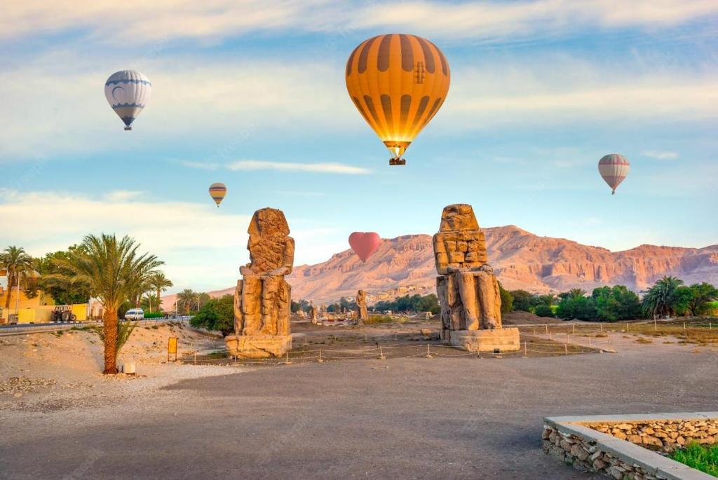 ركوب المناطيد الهوائية الخاصة فوق الأقصر