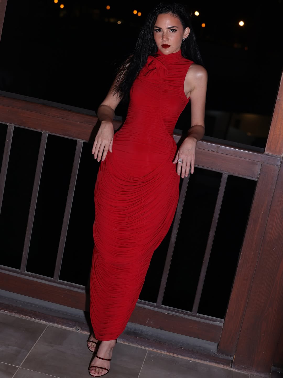 ركين سعد بفستان ناعم باللون الأحمر الناري