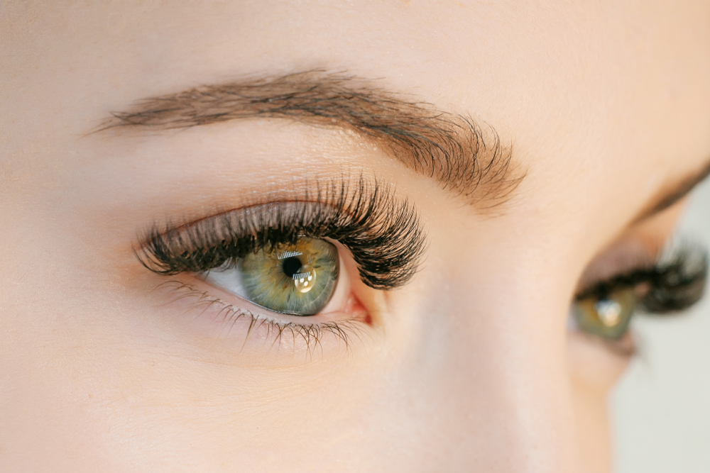 رموش الهايبرد (Hybrid Lashes) هي الخيار المثالي لكل من تبحث عن توازن جميل بين المظهر الطبيعي والكثافة الجذابة