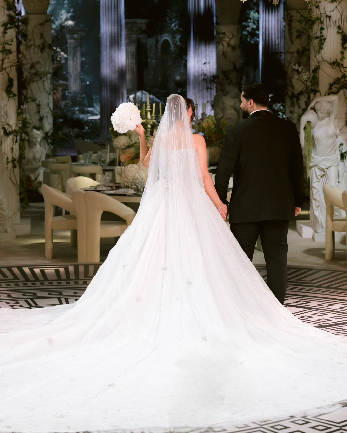 رمي باقة العروس تقليد لا يغيب عن الأعراس منذ وقت طويل