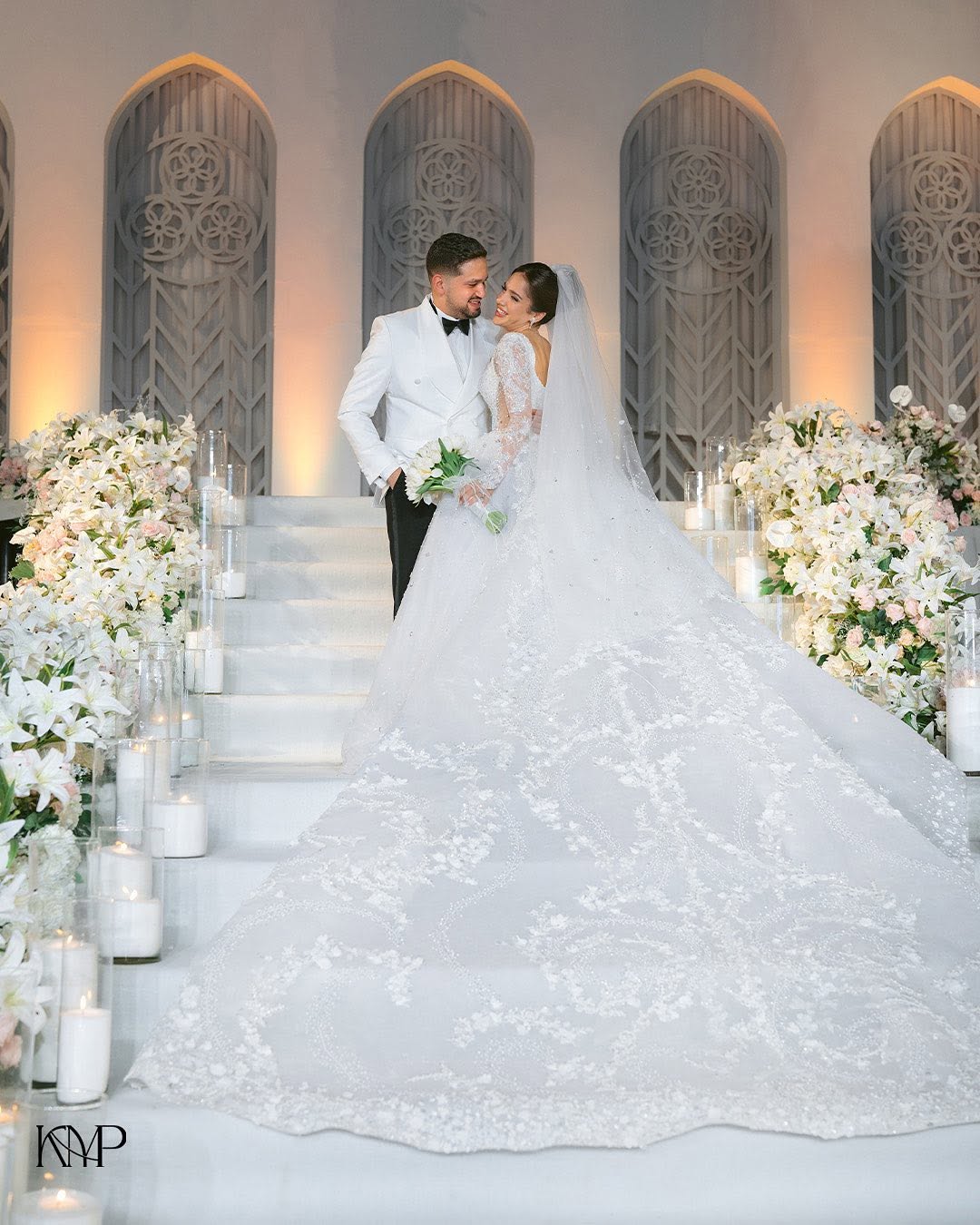 رنا رئيس مع زوجها في حفل زفافها