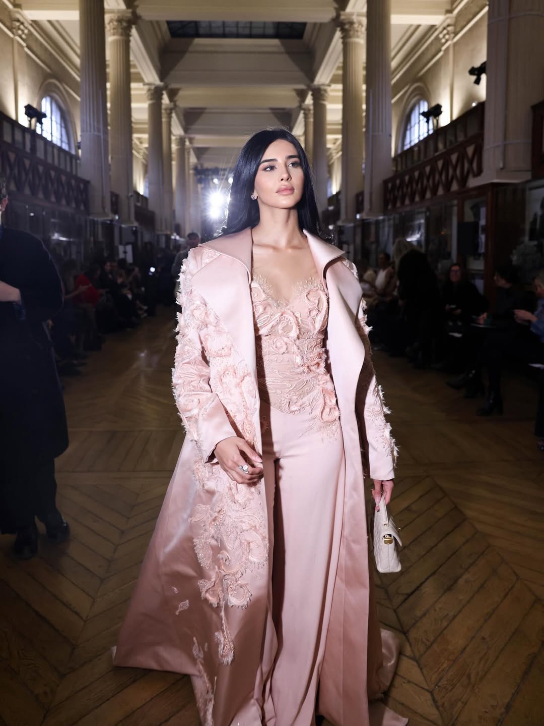 رهف الحربي بإطلالة مونوكروم باللون الزهري الشاحب