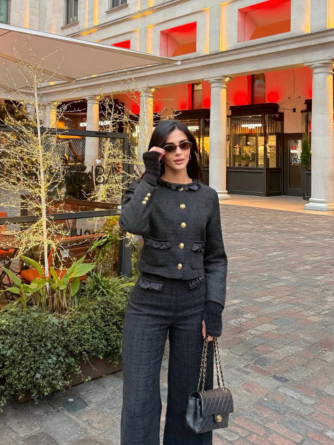 رهف الحربي بالبدلة السوداء من التويد