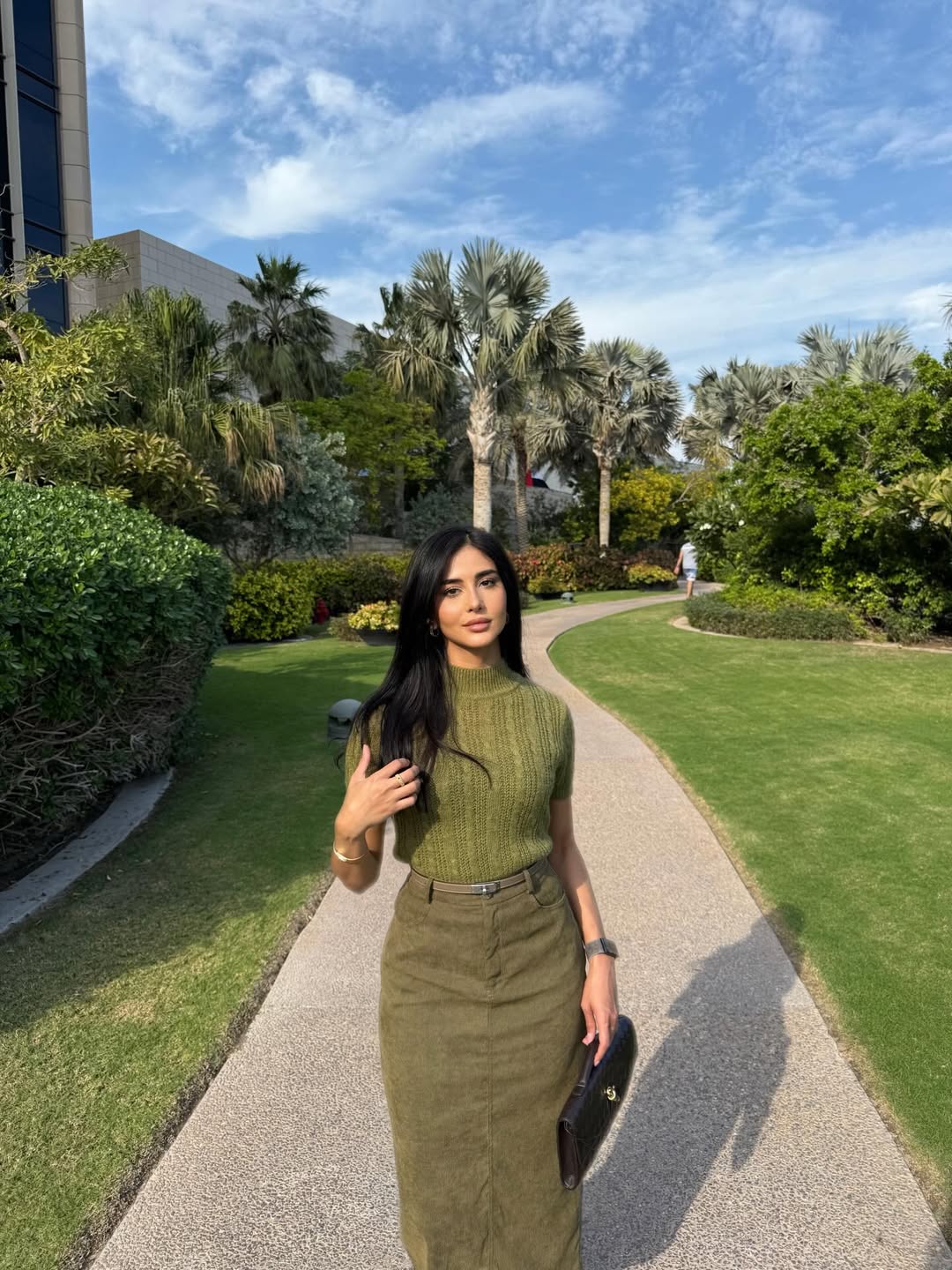 رهف الحربي بتنورة ميدي من المخمل باللون الأخضر الداكن