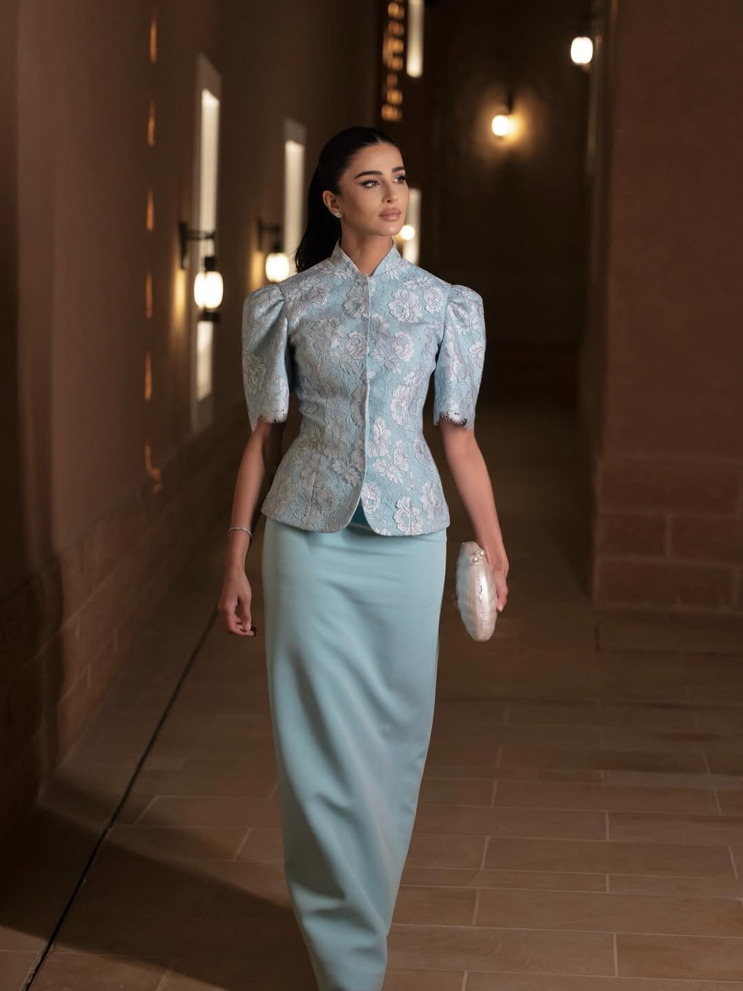 رهف الحربي بطقم ناعم باللون الأزرق الباستيل من تنورة ماكسي وتوب الدانتيل المطرز