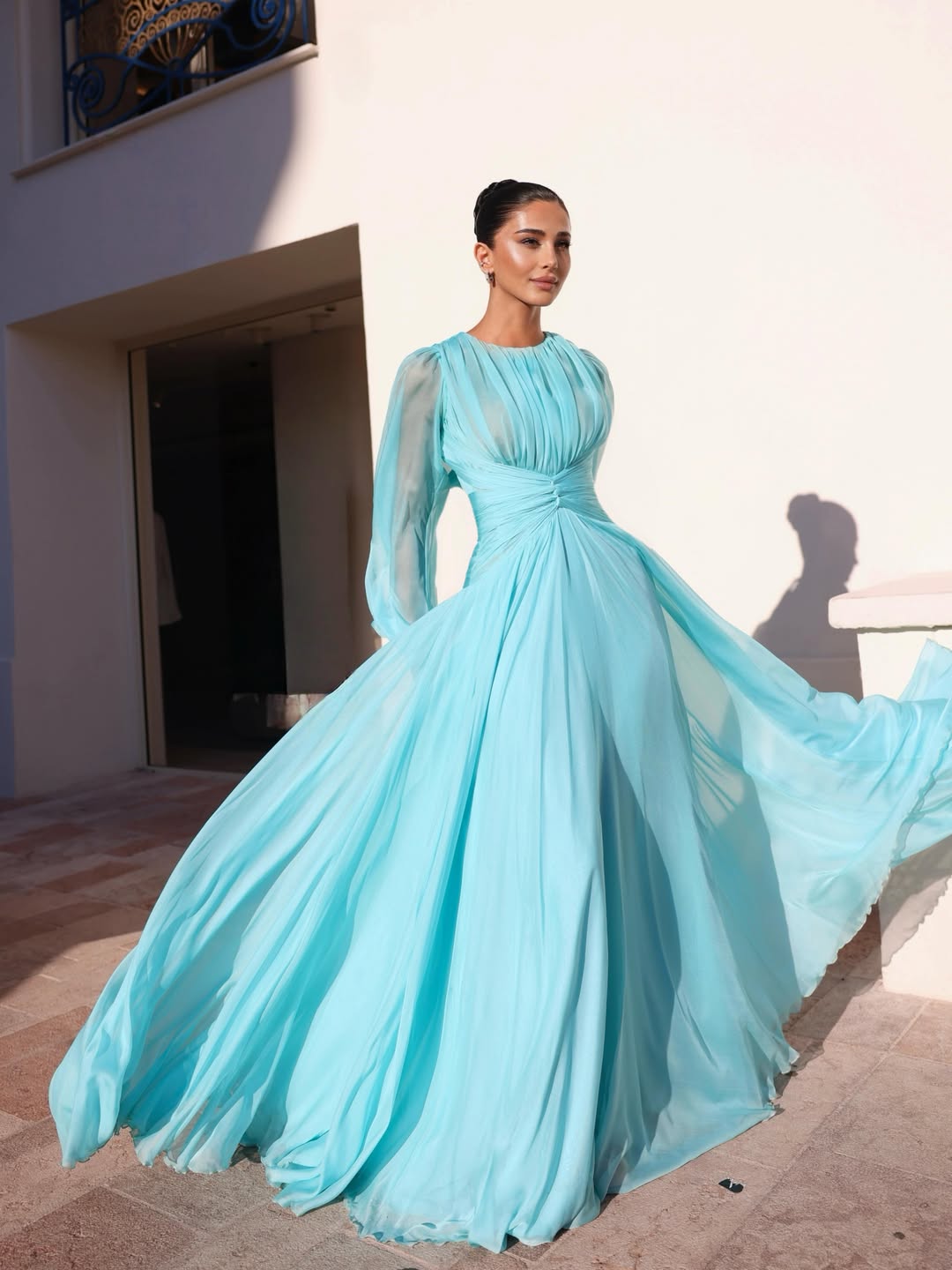 رهف الحربي بفستان سهرة ناعم باللون الأزرق المنعش