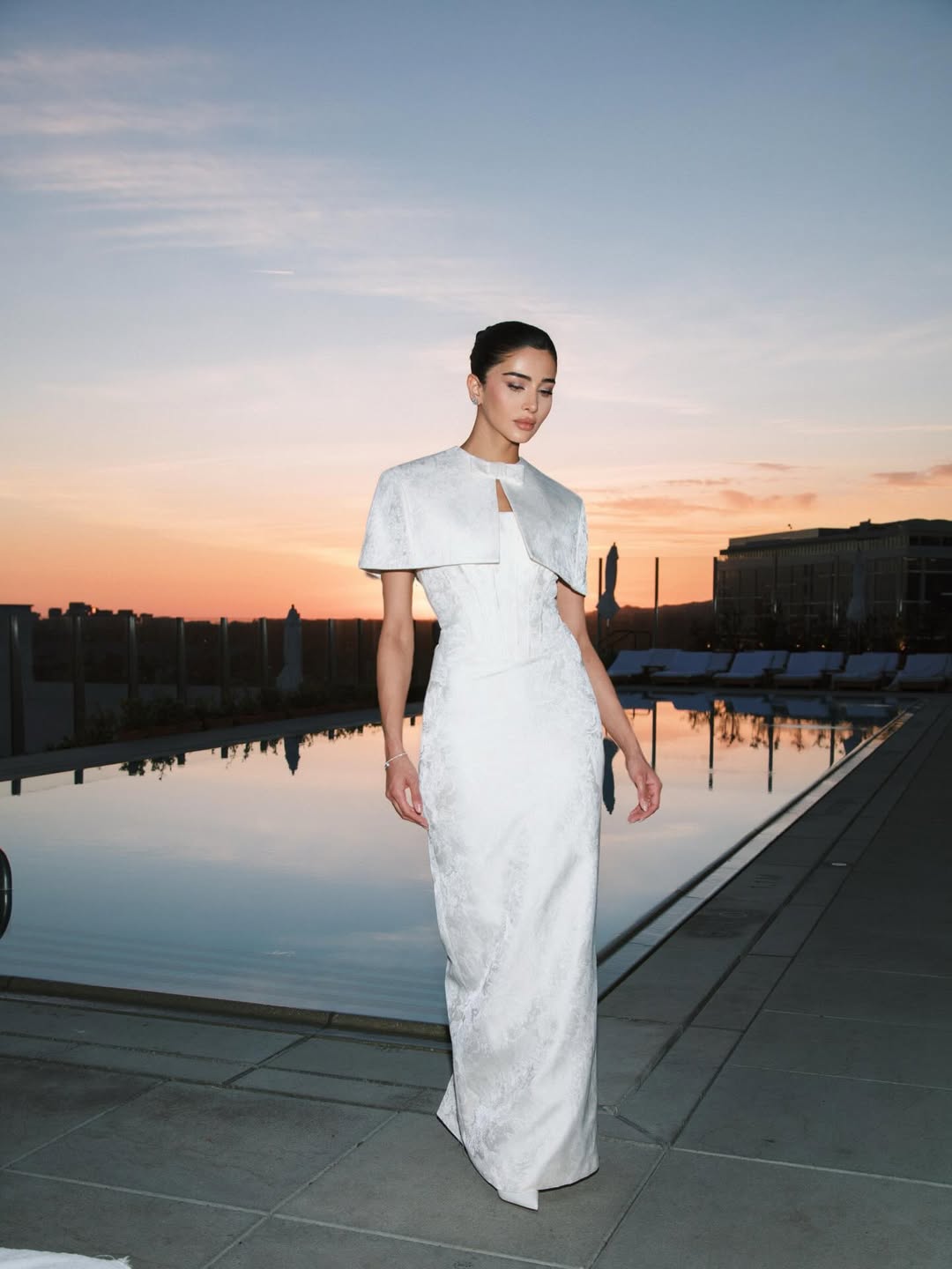 رهف الحربي ترتدي ثوبا رقيقا باللون الأبيض