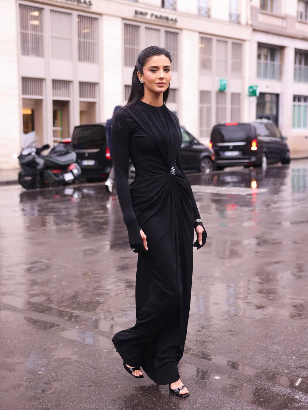 رهف الحربي ترتدي فستانا طويلا باللون الأسود