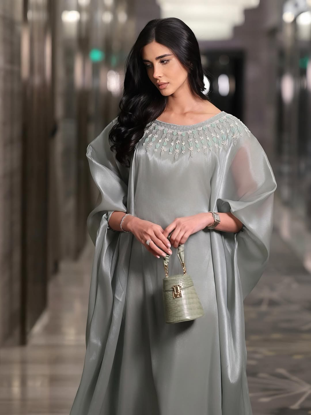 رهف الحربي بإطلالة رمادية ناعمة وأنيقة