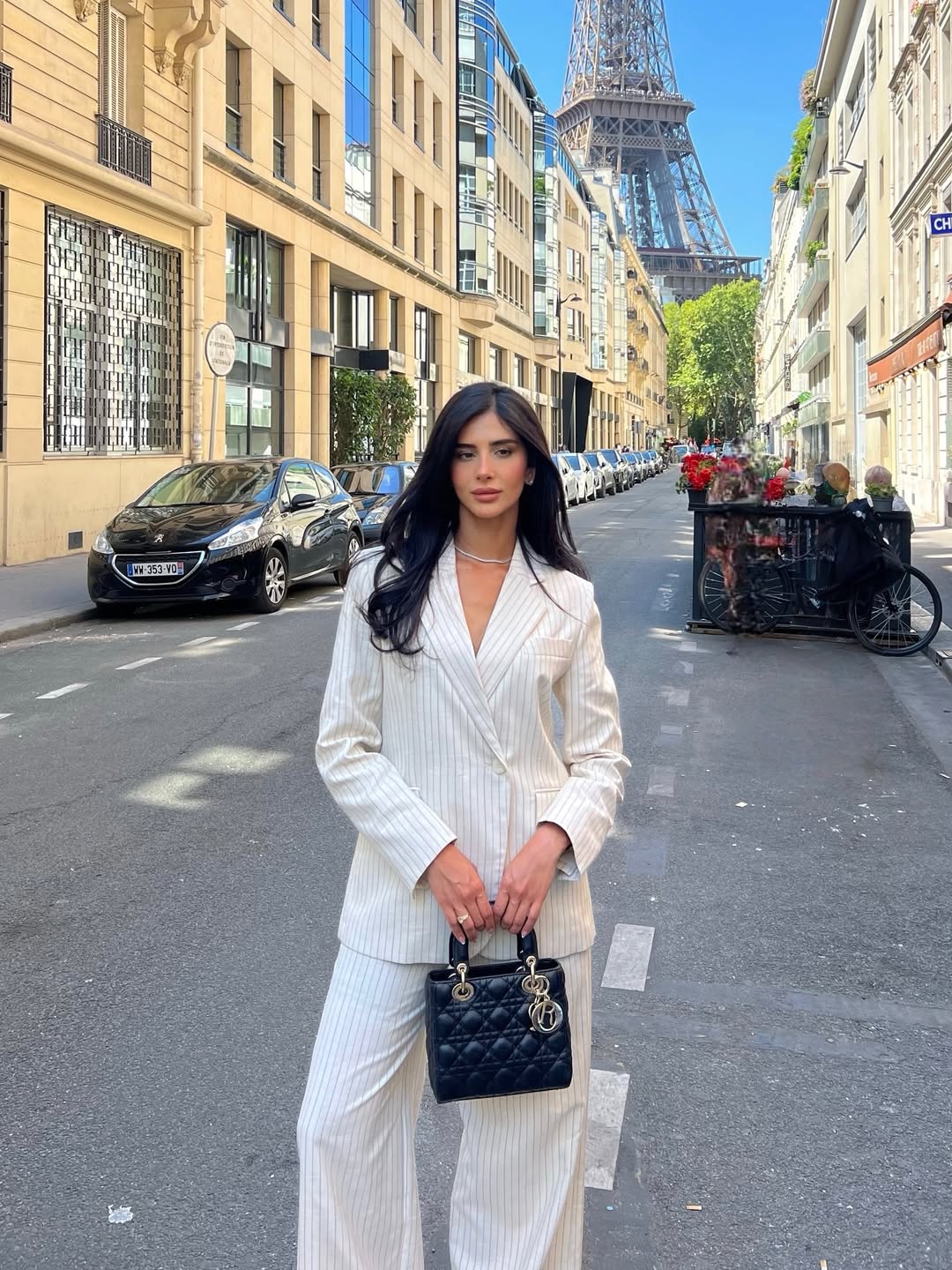 رهف بالبدلة النسائية البيضاء المقلمة بالخطوط السوداء