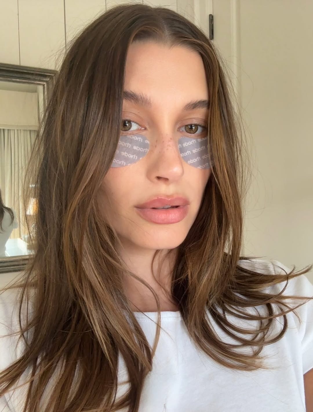 روتين هايلي بيبر  يجعل بشرتها مثالًا حيًا على الجمع بين العناية الذكية، والعلم الحديث