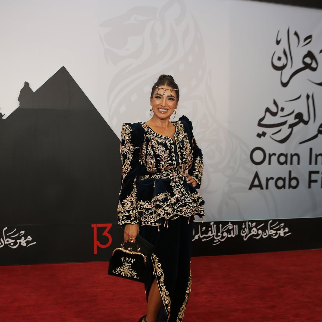 روجينا أطلت بكاراكو من المخمل الأزرق الداكن