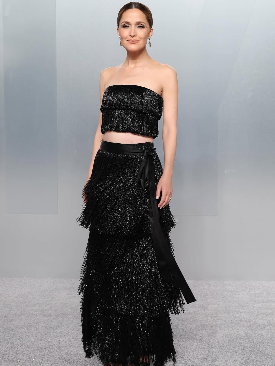 روز بيرن ترتدي طقما باللون الأسود الموحد