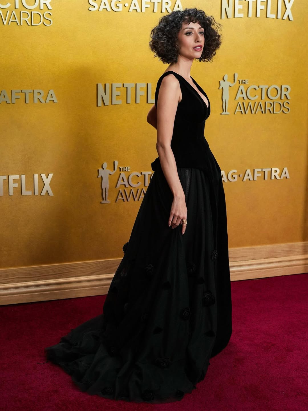 روزالين البيه بفستان طويل باللون الأسود مصمم بكورسيه من المخمل الأسود بالحمالات