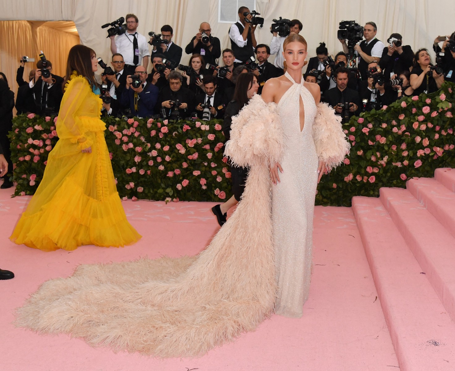 روزي هنتنغتون-وايتلي في Met Gala 2019 بفستان من Oscar de la Renta