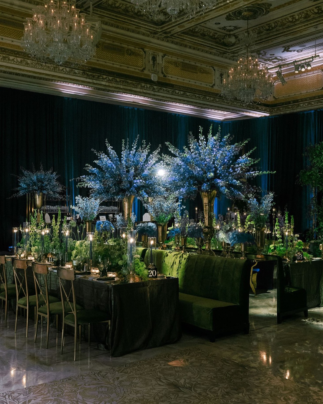 روعة الأخضر مع الأزرق في ثيم الزفاف- الصورة من @Birch Event Design
