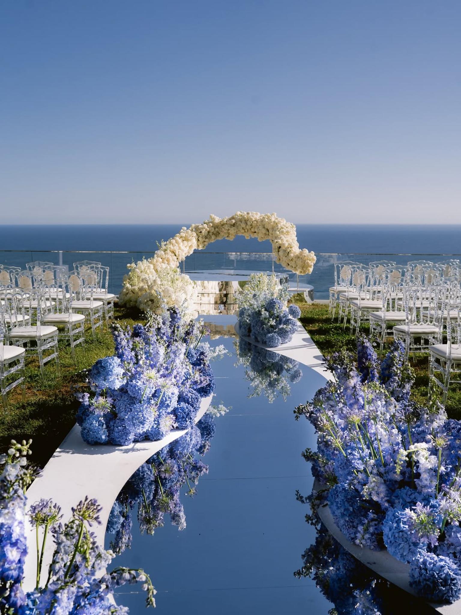 روعة الزهور الزرقاء - الصورة من صفحة @ Wedding Decor Inspiration