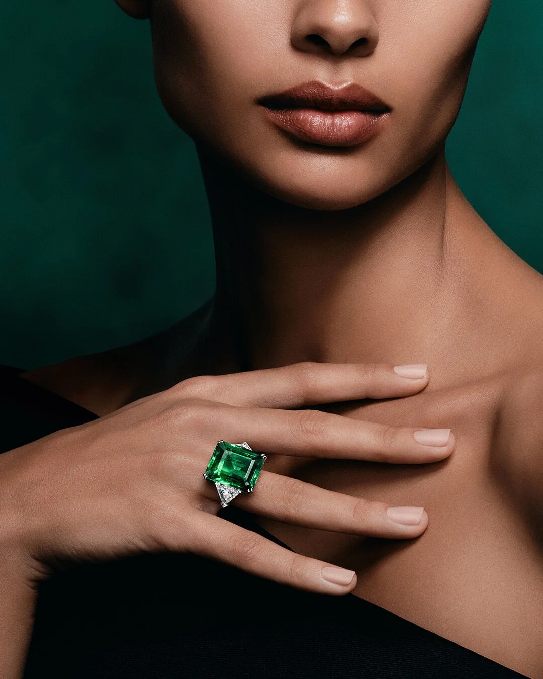 روعة حجر الزمرد في خاتم فاخر من Graff