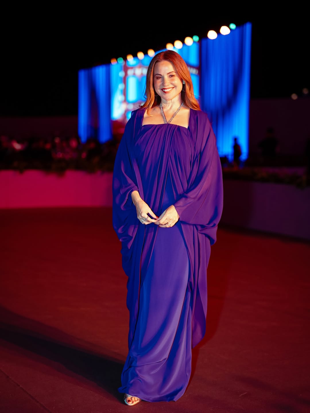  ريا أبي راشد بإطلالة أنيقة باللون الأزرق الملكي