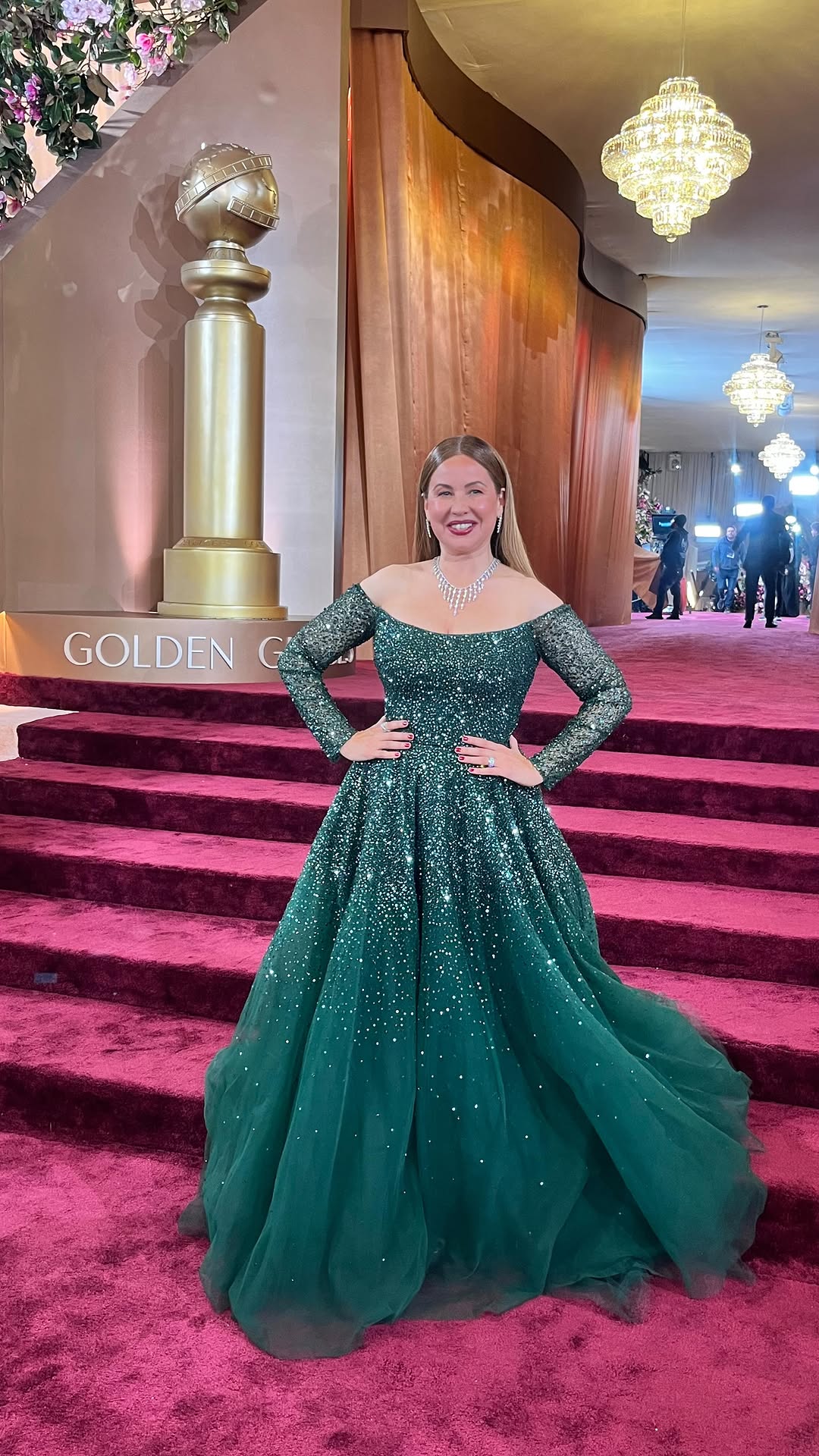 ريا أبي راشد بإطلالة ملكية باللون الأخضر الزمردي بقصة الأوف شولدر 