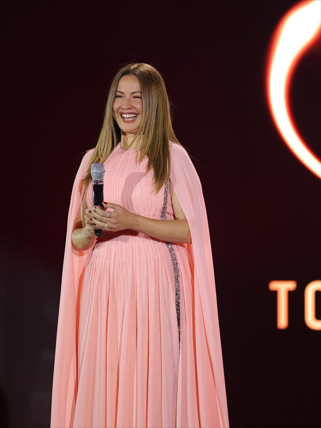 ريا أبي راشد بفستان انسيابي طويل باللون الزهري من تصاميم وعد العقيلي