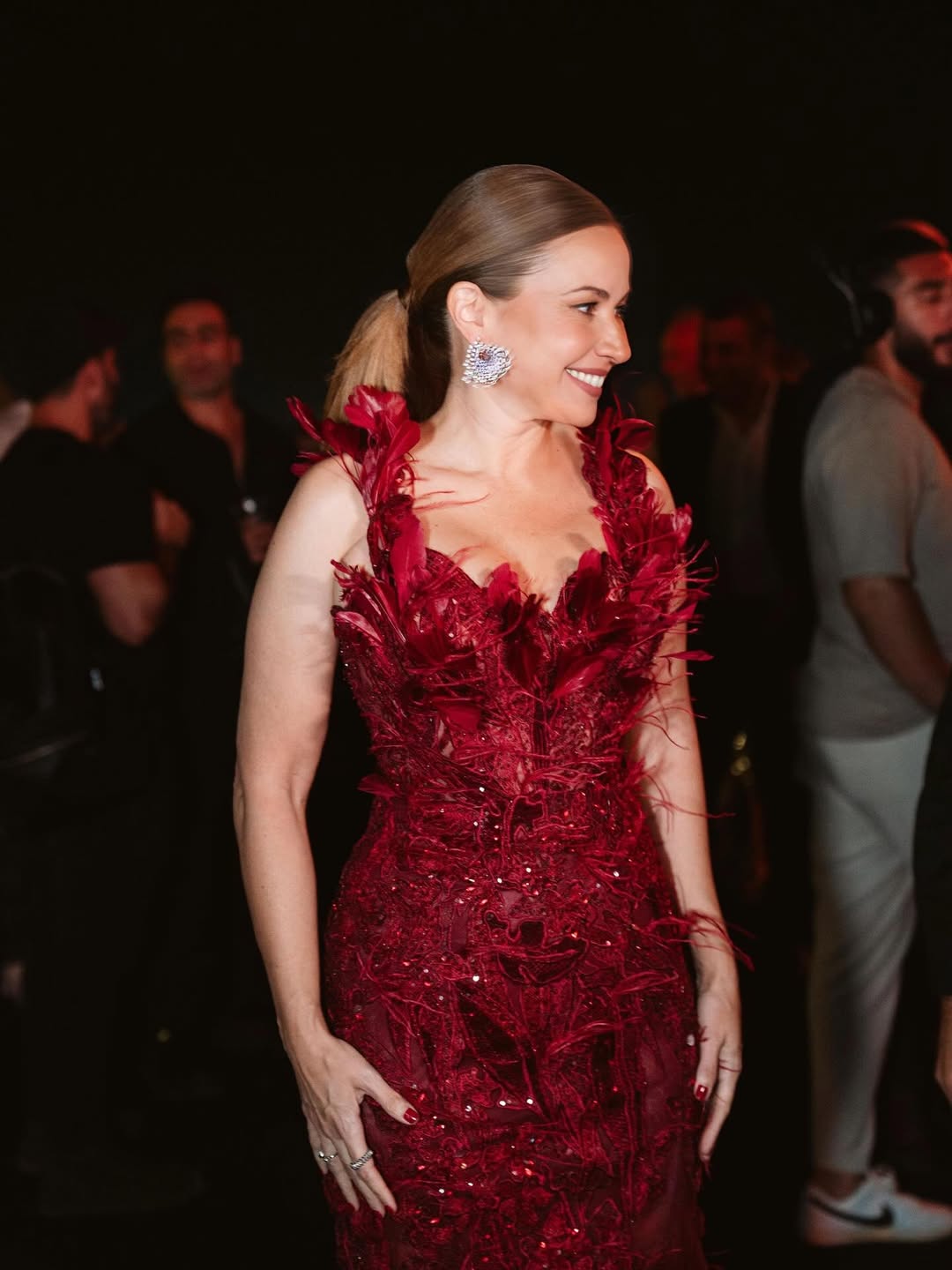 ريا أبي راشد بفستان سهرة أنيق باللون الأحمر الداكن بقصة مجسمة على القوام