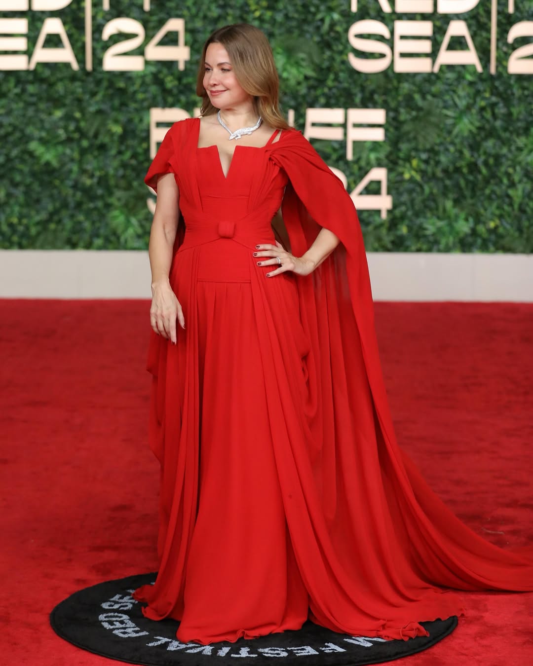 ريا أبي راشد بفستان سهرة طويل باللون الأحمر الناري