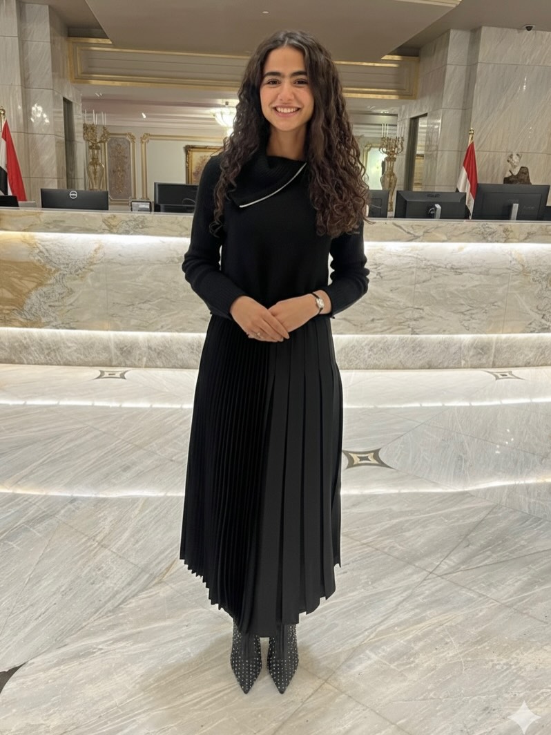 ريتال عبدالعزيز بإطلالة سهرة هادئة ومحتشمة بأسلوب مونوكروم باللون الأسود