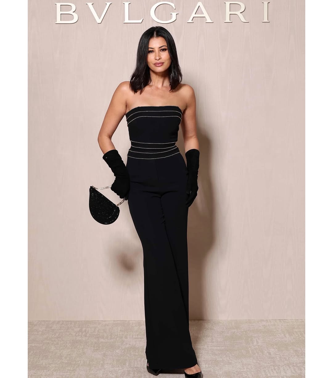 ريم السعيدي بطقم من تصاميم إيلي صعب مع القفاز العالي