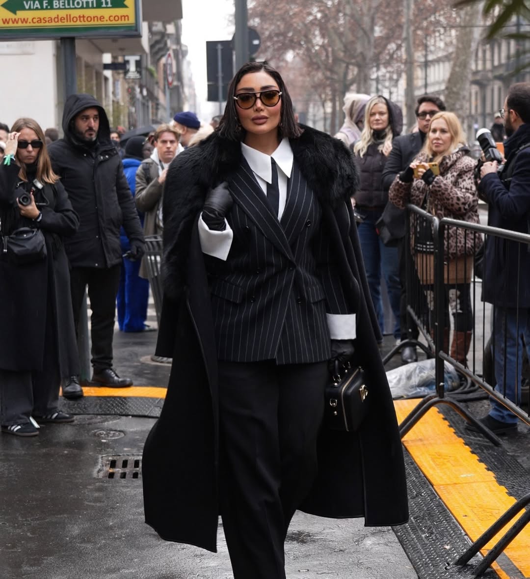 ريم السويدي بستايل بدلة رجالية مع جاكيت مقلم بالخطوط البيضاء